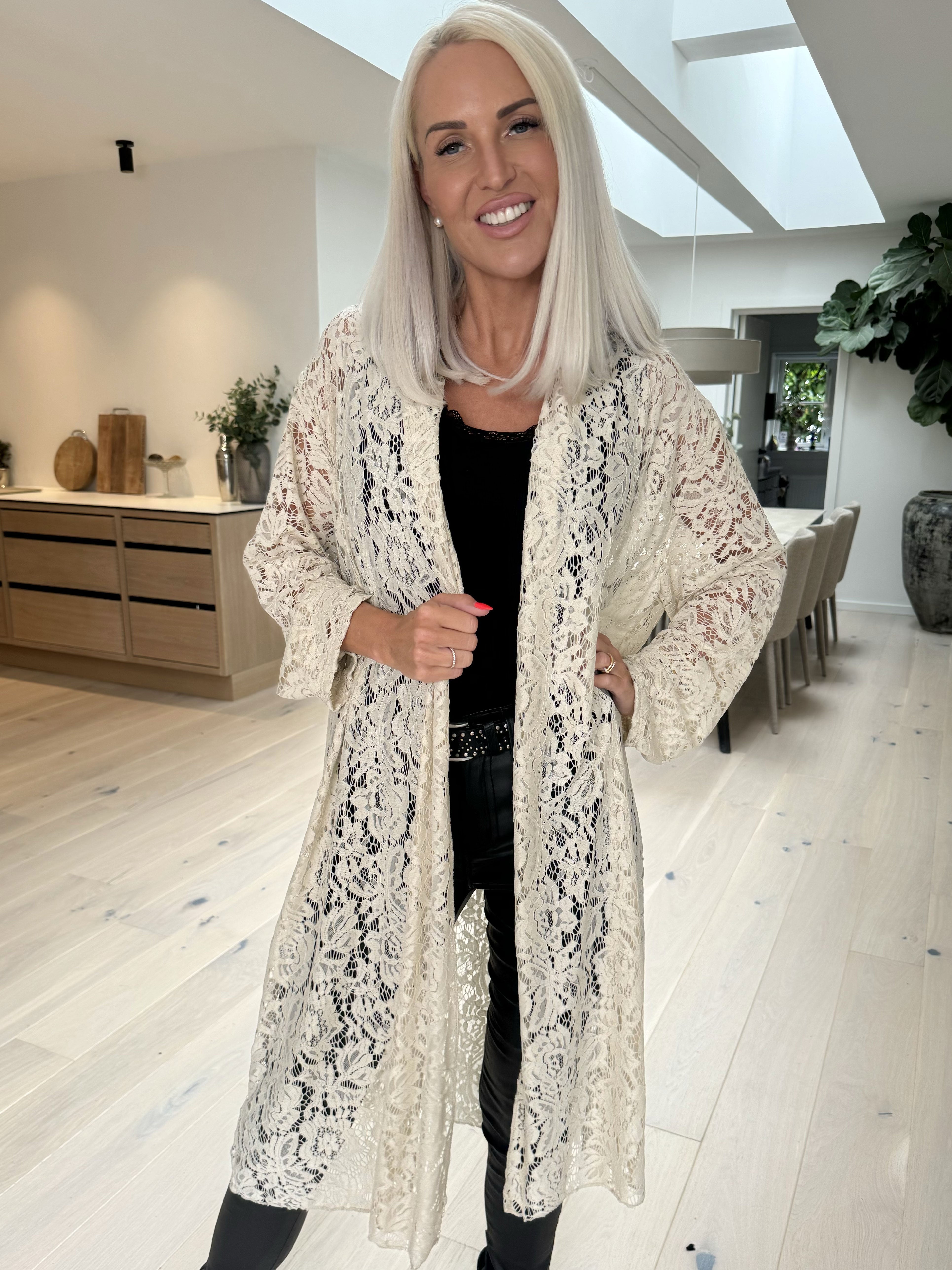 Cece - Cardigan i mjuk spets med stretch